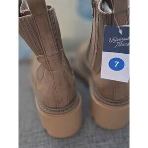 Universal Thread Taupe Lug Sole Chelsea Boots – Size 7
